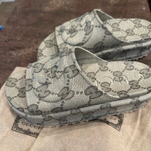 GUCCI sandal with platform. Beige monogram Size 38. Brand new! Worn for 1 hour.